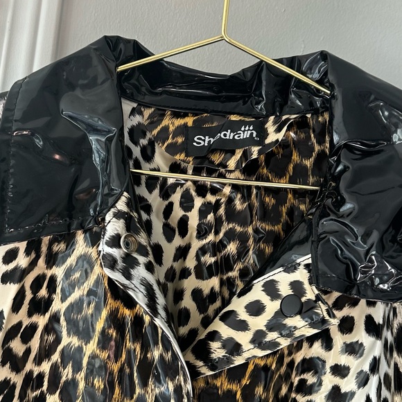 Leopard Rain Coat 🌧️ - Picture 3 of 8